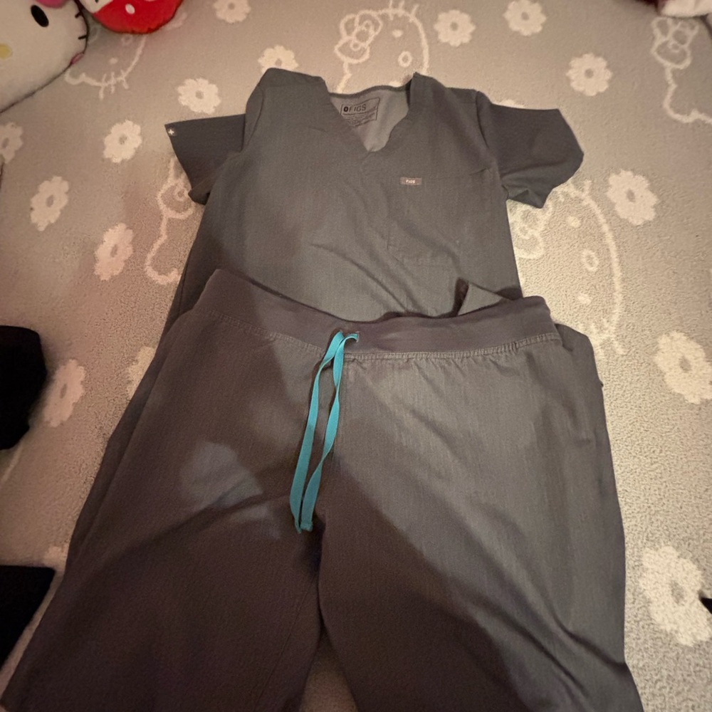 Figs Gray Scrub Set with Teal Drawstring